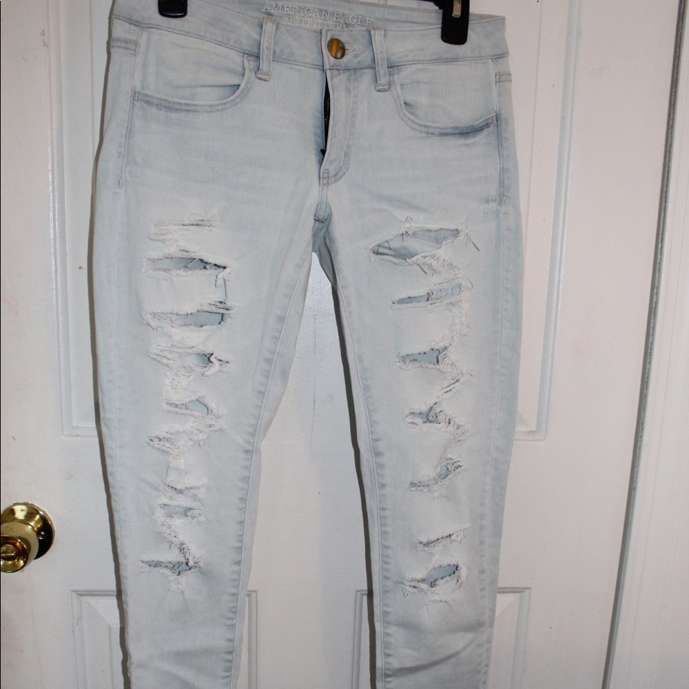 American Eagle light wash distressed skinny jeans!